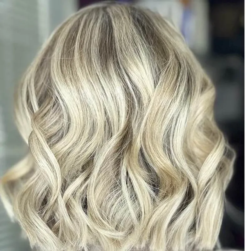 بهترین مرکز رنگ مو در کیش | رنگ، لایت و بالیاژ حرفه‌ای 