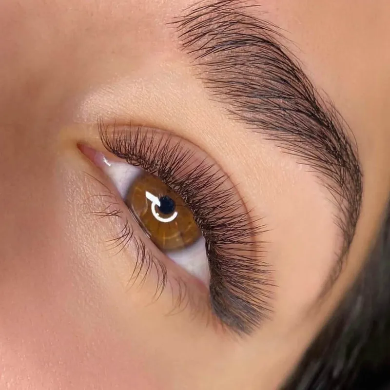 اکستنشن مژه حرفه‌ای در کیش | طبیعی، کلاسیک، والیوم و مگاوالیوم