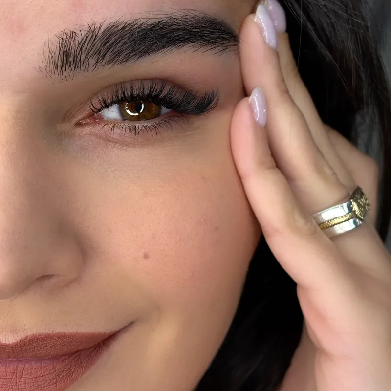 اکستنشن مژه حرفه‌ای در سالن زیبایی هالیرا کیش