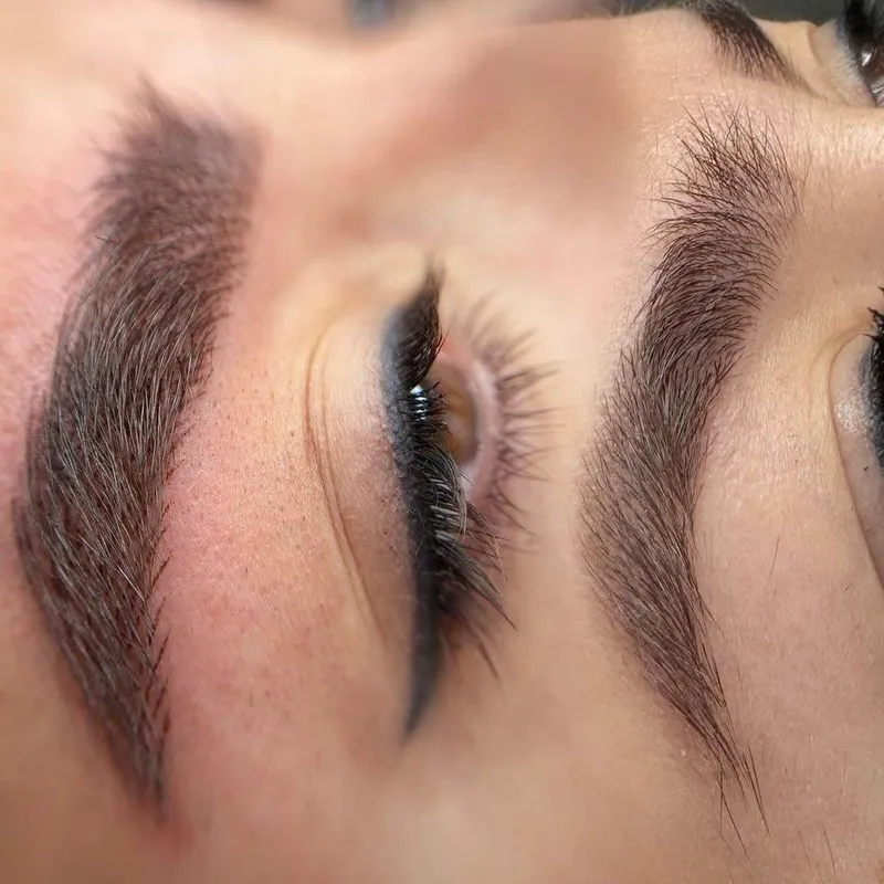 ابروهای پر پشت