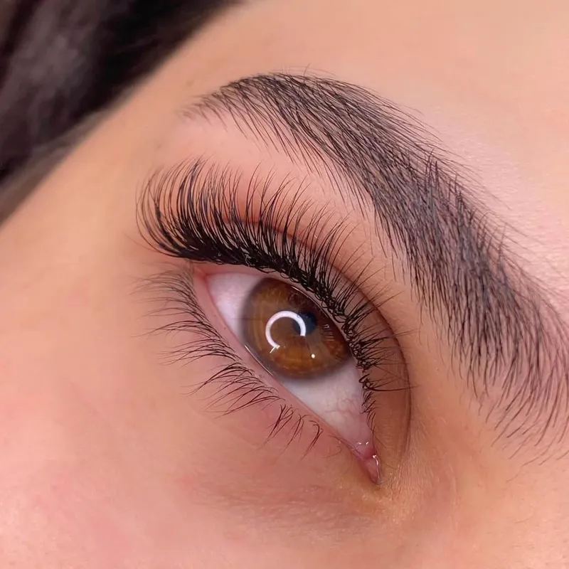 اکستنشن مژه حرفه‌ای در کیش تخصصی‌ترین خدمات مژه در سالن هالیرا