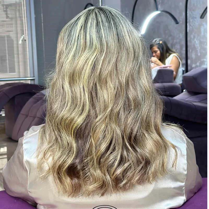 دکلره ی مویی که بارها شرابی شده 