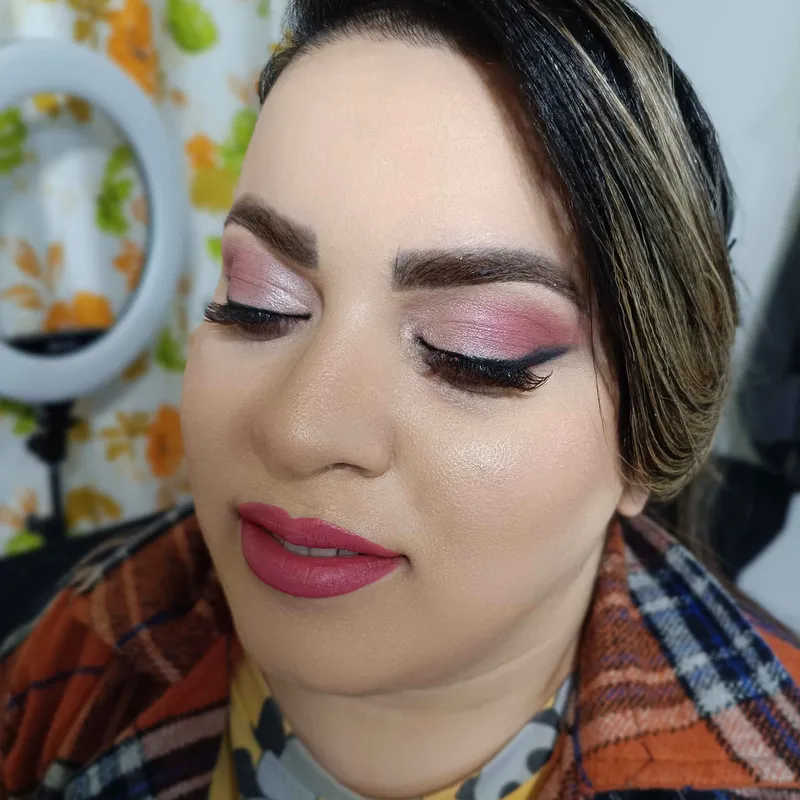 میکاپ عروسکی صورتی