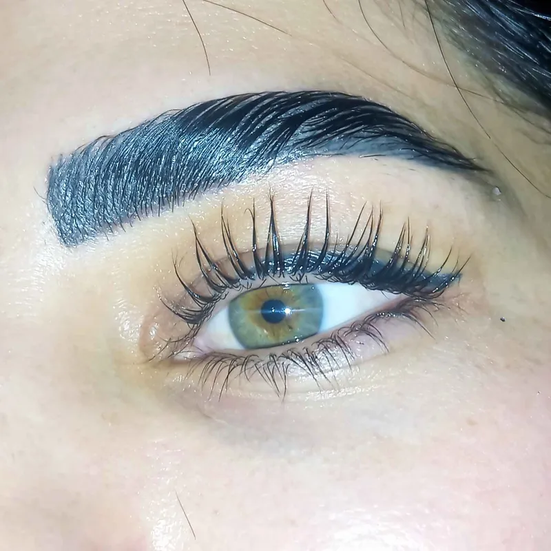 لیفت مژه و ابرو 