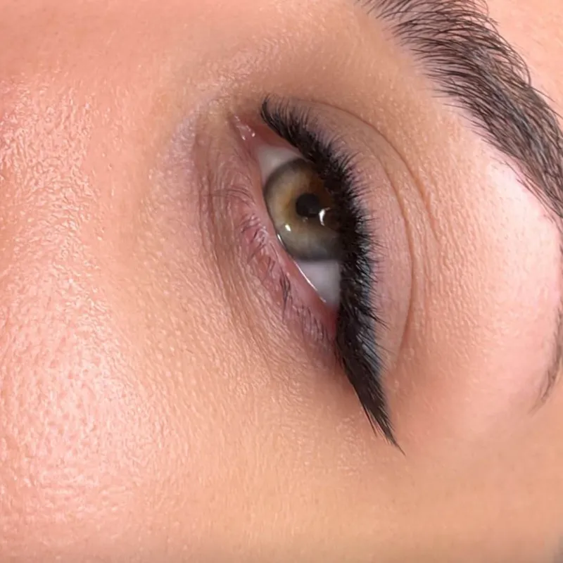 کاشت مژه خط چشمی 