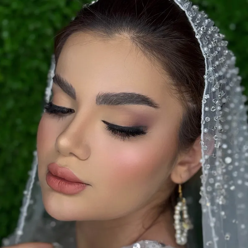 میکاپ، شینیون ، رنگ مو، کوتاهی ، فشیال ، بافت مو ، آرایش دائم ، اکستنشن مژه، لیفت و لمینت مژه و ابرو ، ناخن ، کراتین ، اکستنشن مو ، موخوره گیری ، اصلاح صورت و ابرو 