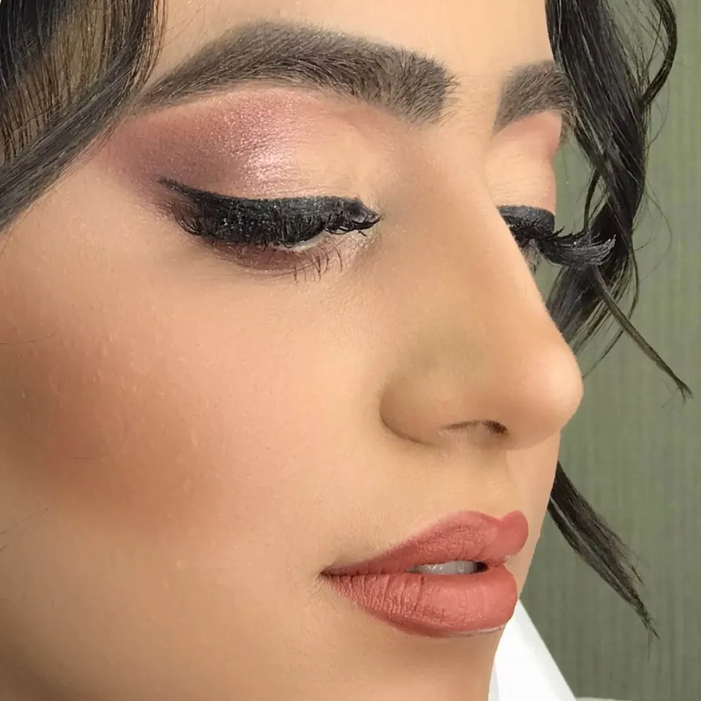 یک نفر با دو سبک میکاپ