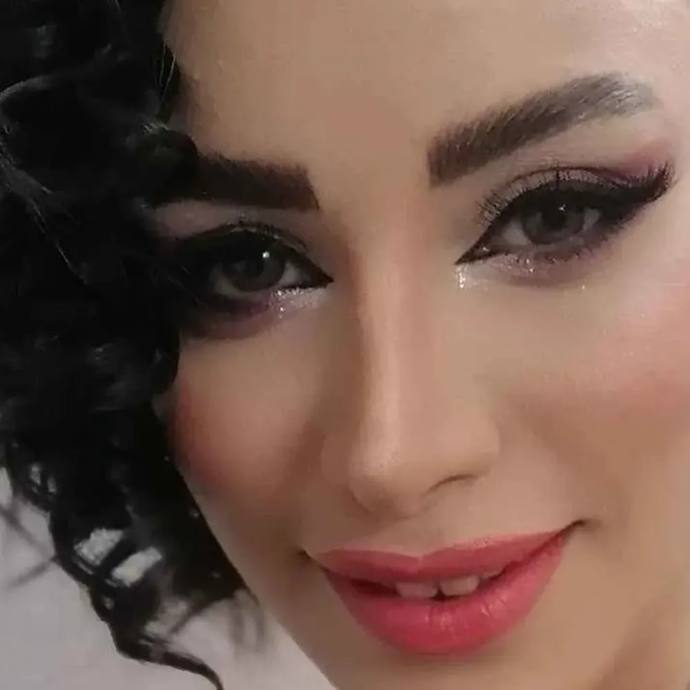 میکاپ عروسکی دخترانه که عروس زیبامونو جذاب تر کرده که لایت بودنش باعث شده سنشون کمتر نشون داده بشه