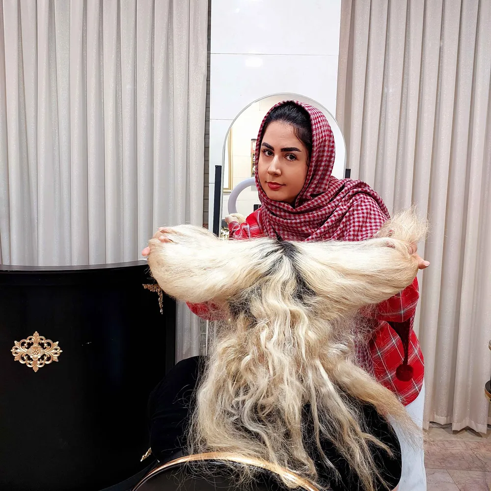 موهای بشدت کشسان و آدامسی که درحال خوردن شدن بود �