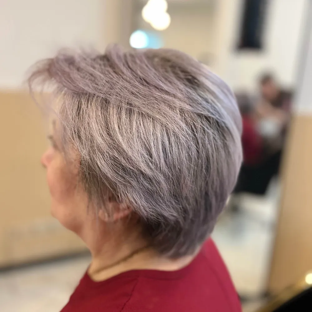 کار تمام دکلره و سایه نسبتا تیره روی ریشه مو