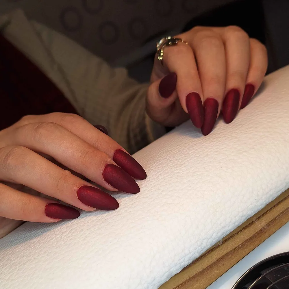 ترمیم کاشت پودر و لاکژل قرمز مخملی و مات