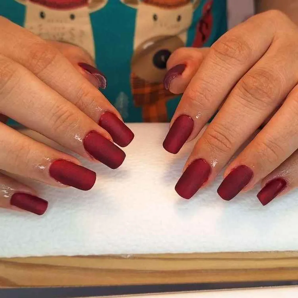 ترمیم پلی ژل و لاکژل جذاب قرمز مات و مخملی 