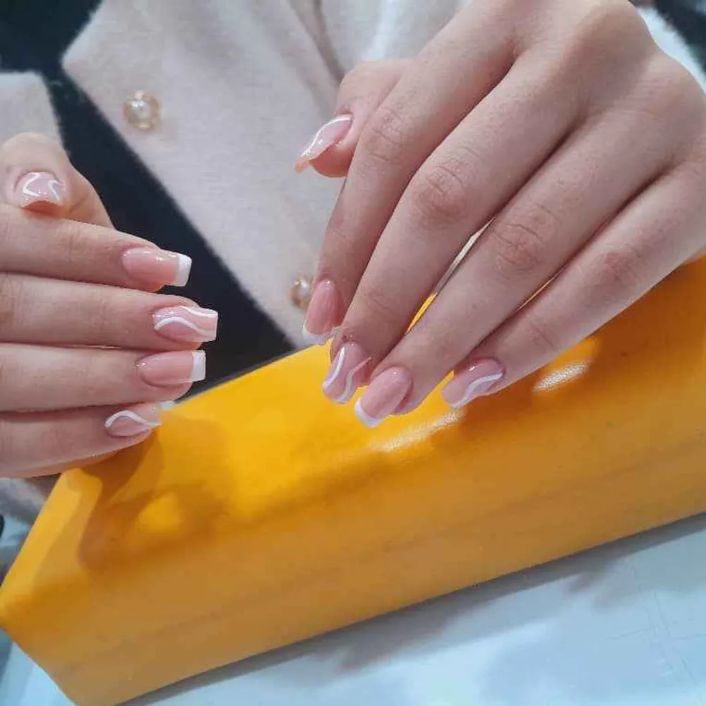 کاشت وترمیم ناخن سالن تی تی