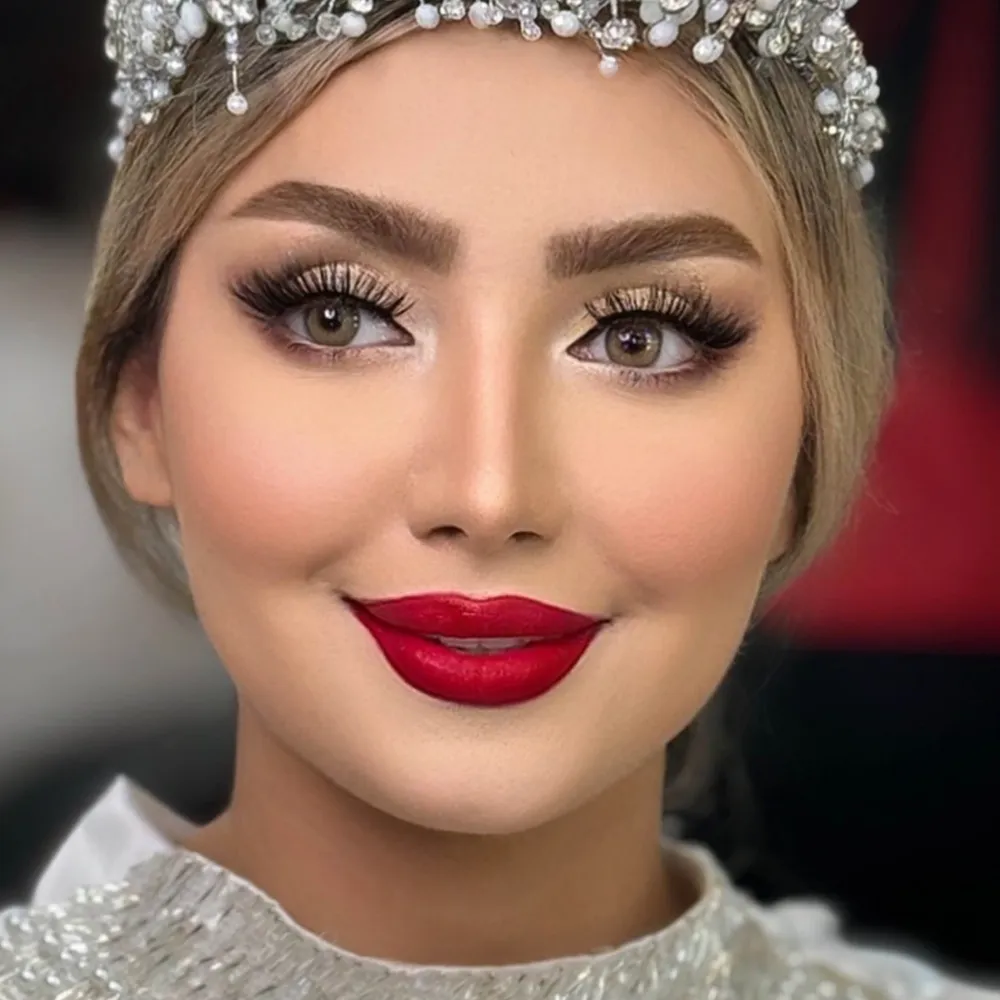 میکاپ لایت با رژ قرمز 