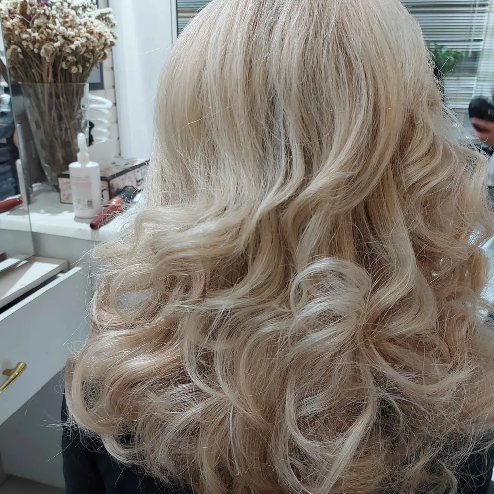 کلیه خدمات مو و ناخن و بند وابرو 