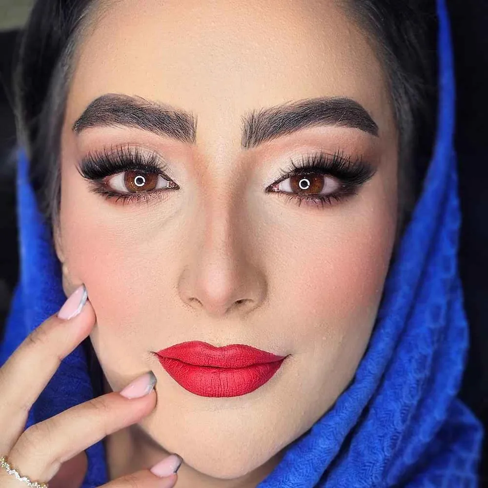 میکاپ لایت با رژ قرمز