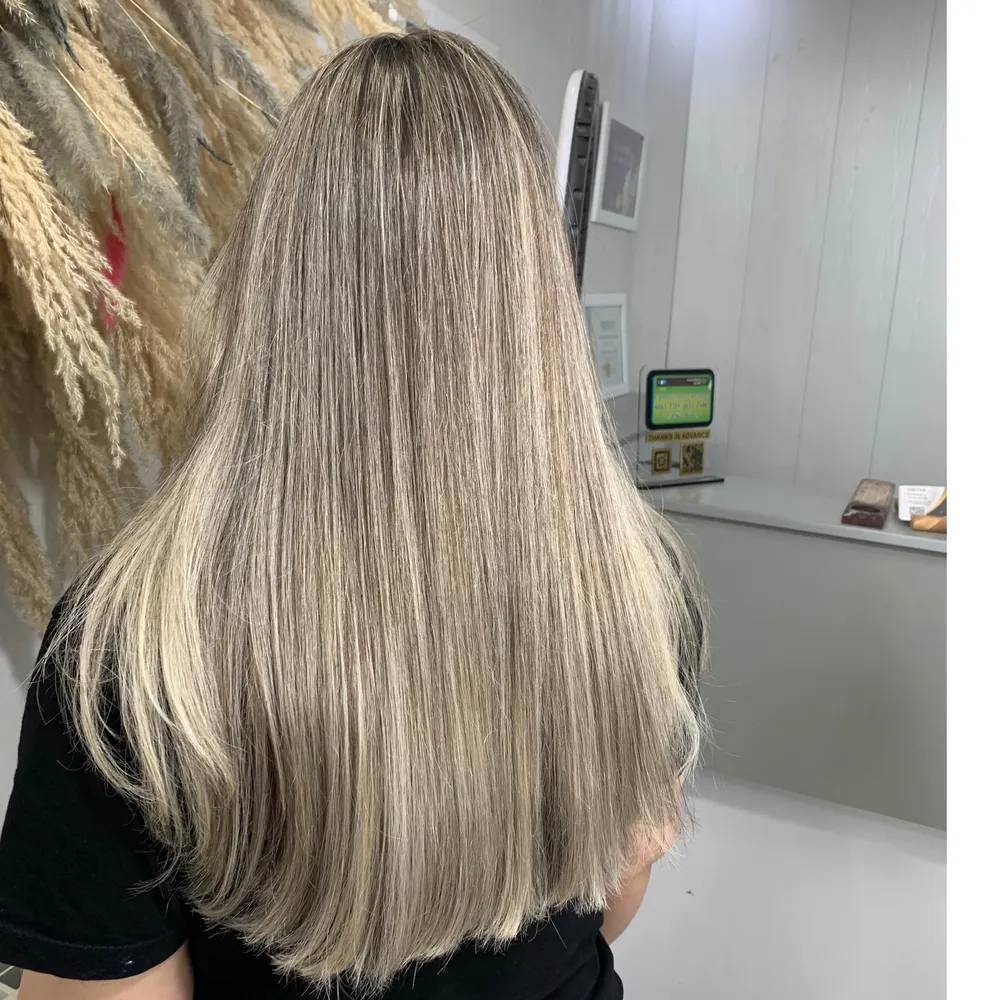 امبره ،بالیاژ،کوتاهی ژورنالی ،ارایش داعم ،اکستنشن مژه ،کاشت مژه ،ناخن ،فشیال تخصصی با دستگاه 