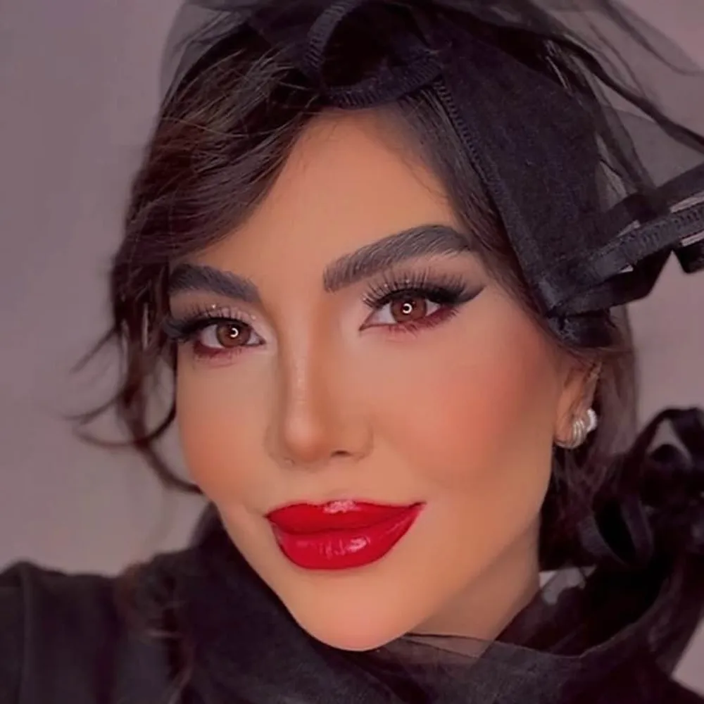 میکاپ با رژ قرمز 