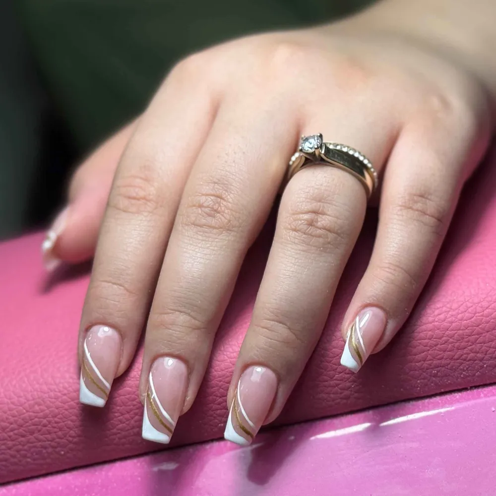 ناخن بادامی مربعی مانیکور 