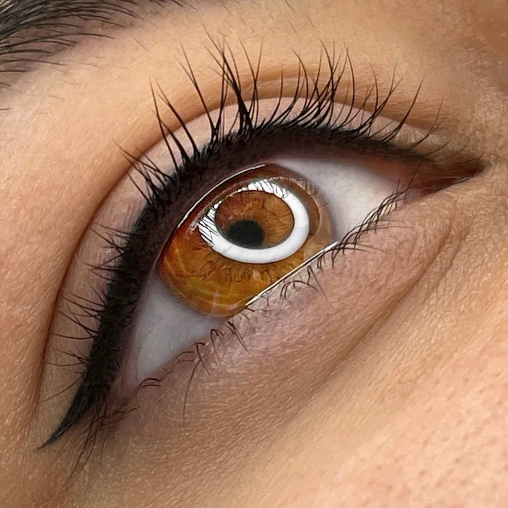 خط چشم به همراه سرمه