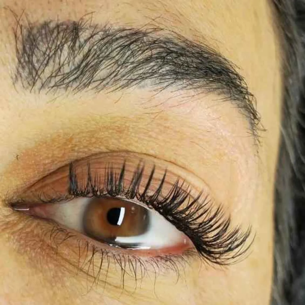 اکستنشن مژه و کاشت ناخن 