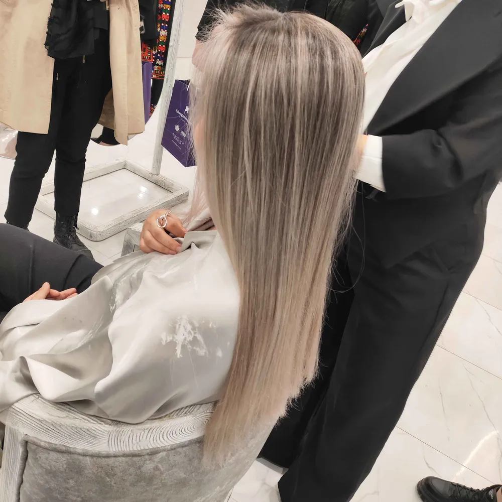 میکاپ، شنیون، اصلاح درما، رنگ ولایت، کاشت ناخن، انواع بافت مو، کراتین و احیاسازی مو 