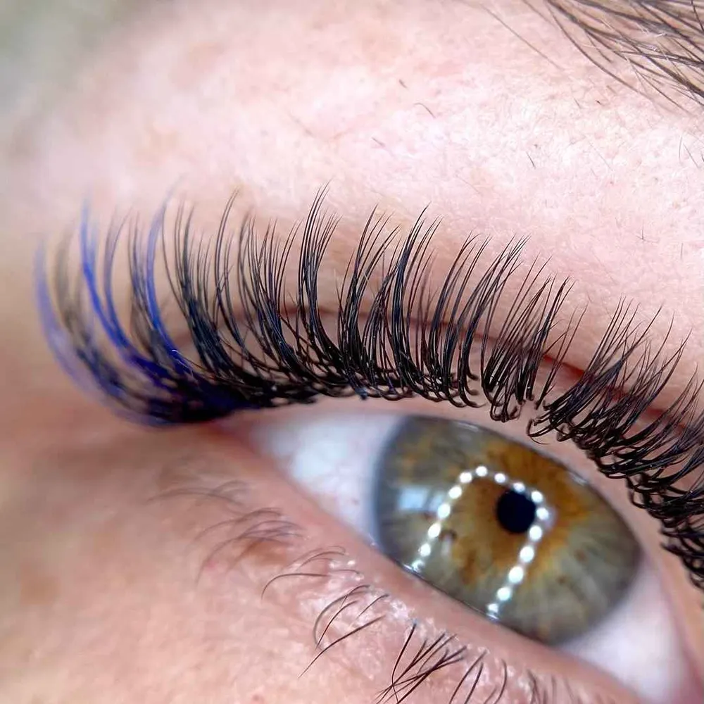 اکستنشن مژه اسپایکی با ترکیب مژه رنگی