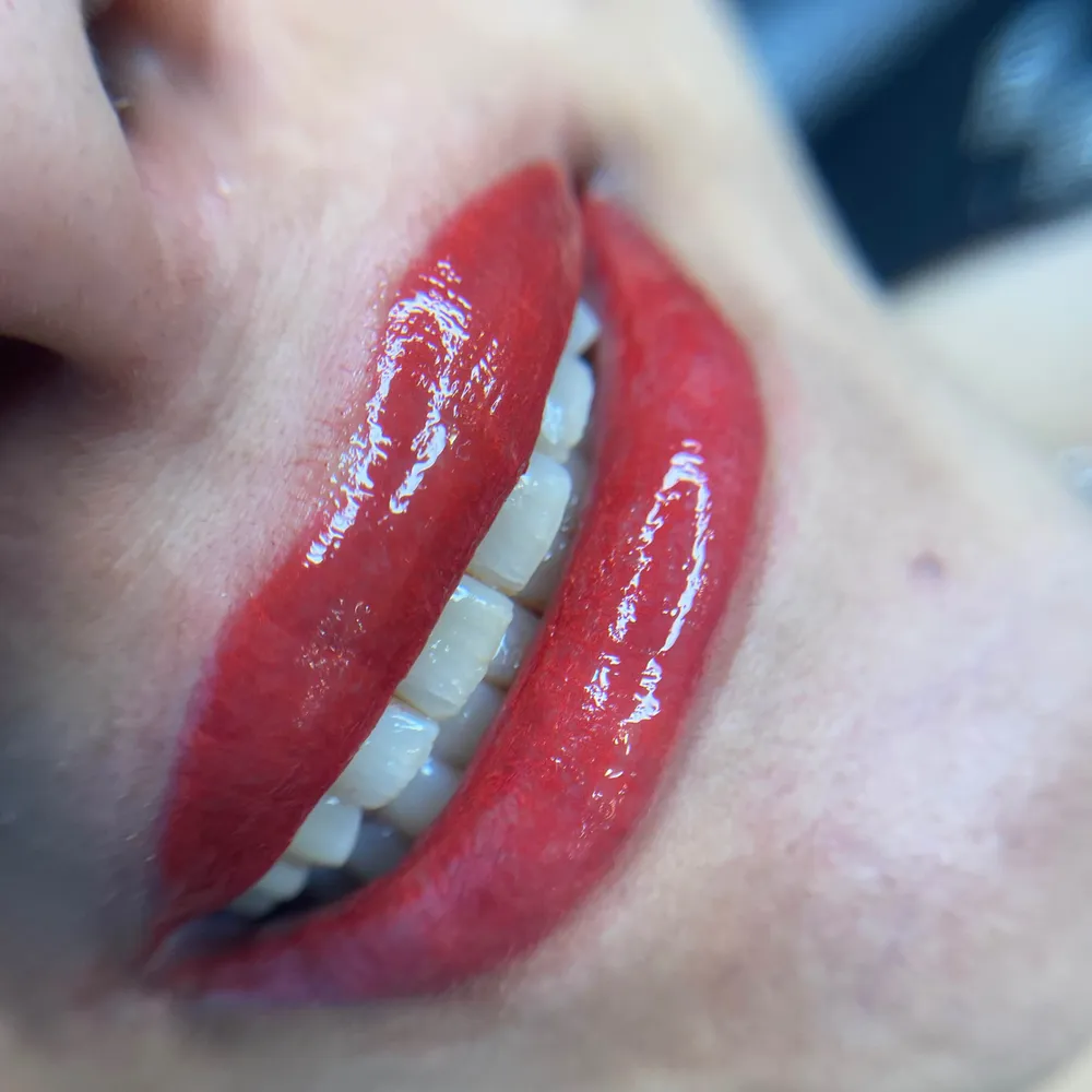 اصلاح رنگ و فرم لب