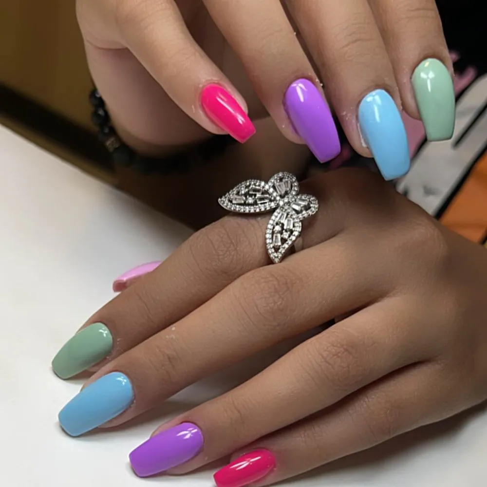 آموزش و خدمات کاشت ناخن