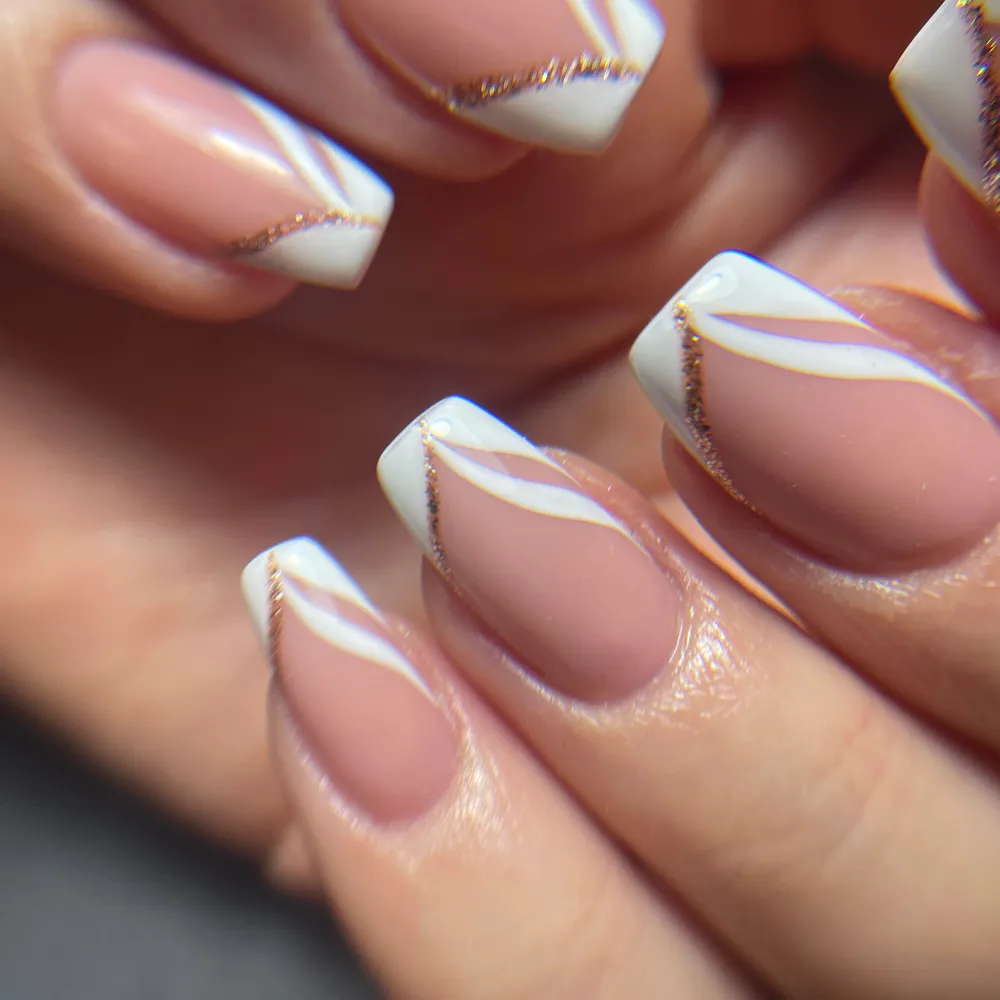 در این مجموعه طراحی های ناخن به حد کمال رسیده اند تا شما  را در هر لحظه  زیباتر از همیشه  نشان دهند