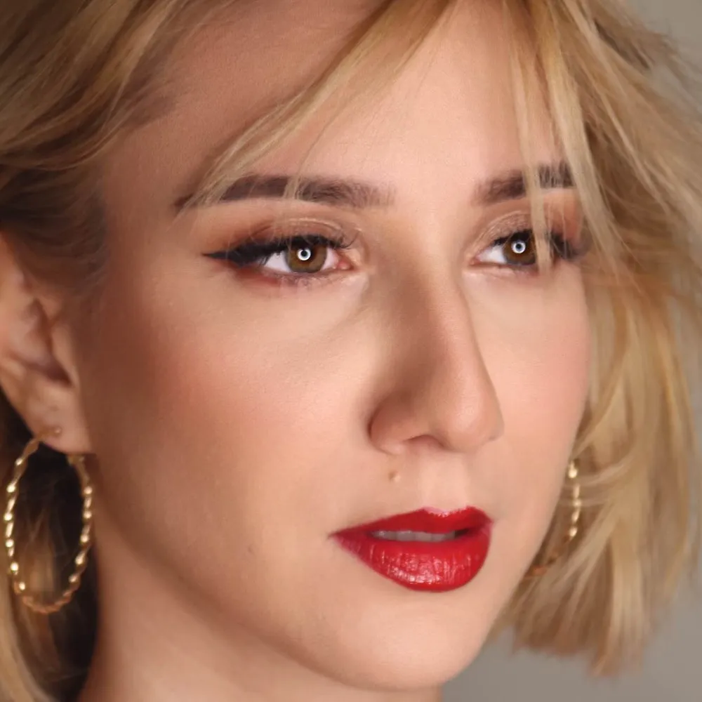 میکاپ کلاسیک با رژ قرمز