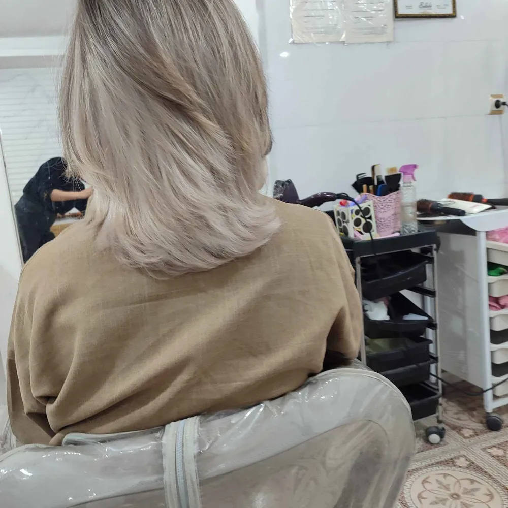 آمبره نزدیک ریشه مو 
