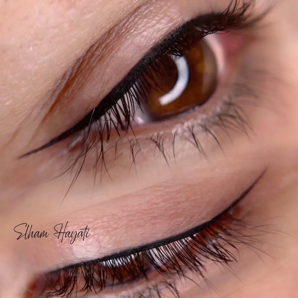 خط چشم و بن مژه